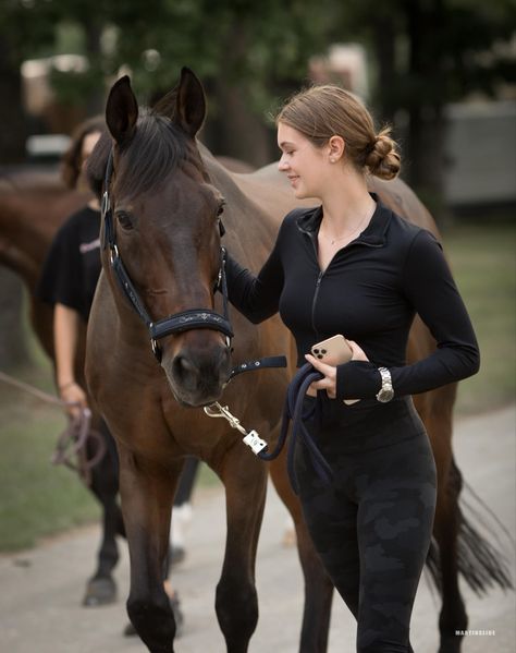 Horse Riding Outfit Aesthetic, Equestrian Hairstyles, Horse Riding Photography, Fall Outfits Old Money, Old Money Outfit Women, Horse Girl Outfits, Clothes Old Money, Summer Old Money, Buisness Casual Women Outfits Chic