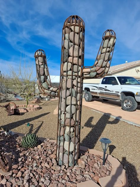 Metal Cactus Yard Art Diy, Southwest Metal Yard Art, Cactus Metal Art, Metal Rebar Cactus, Beginner Welding Projects, Metal Saguaro Cactus, Diy Garden Bed, Vintage Garden Decor, Concrete Diy Projects