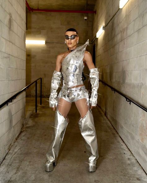 Futuristic Men Outfit, Silver Outfits Men, Futuristic Costume Men, Futuristic Party Outfit, Futuristic Theme Party, Futuristic Outfit Men, Futuristic Fashion Male, Rave Outfit Men, Guy Oc