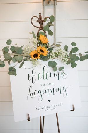 Sunflower And Greenery Wedding, Sunflower Wedding Decor Ideas, Modern Sunflower Wedding, White And Sunflower Wedding, Sunflower Wedding Reception, Sunflowers Decorations, Rustic Wedding With Sunflowers, Wedding Decorations Sunflowers, Sunflowers Wedding Decorations