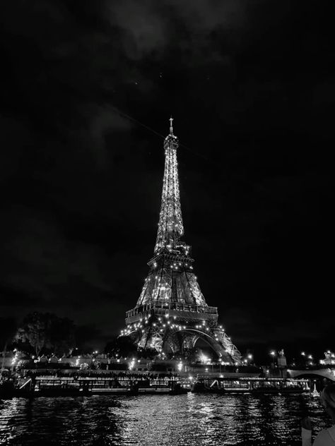 #loveparis #paris #france #eiffeltour #trip #cityofdreams #love #lovestory #aesthetic #pinterest City Of Love, Paris Pictures, Paris At Night, Aesthetic Pinterest, Dream City, Paris Street Style, Night Photography, Paris France, Eiffel Tower