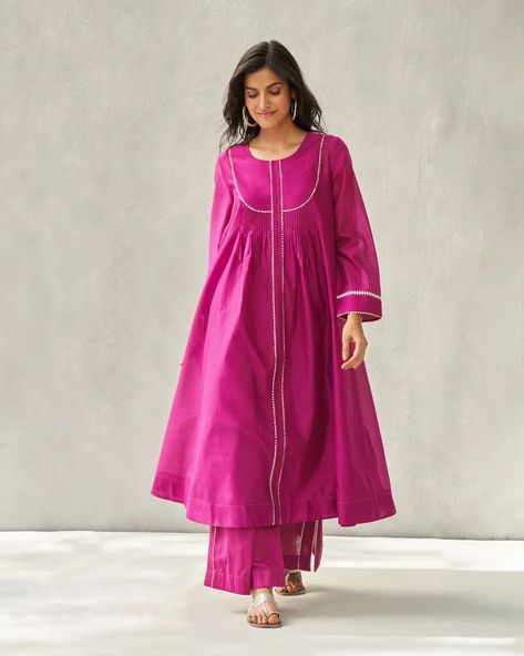 Ayat Kurta with Slip - Magenta – Nicobar Cotton Suit Ideas, Suit Design Ideas, Angrakha Anarkali, Clothing Design Details, Arti Thali Decoration, Arti Thali, Plazo Pants, Salwar Suit Design, Plain Kurti