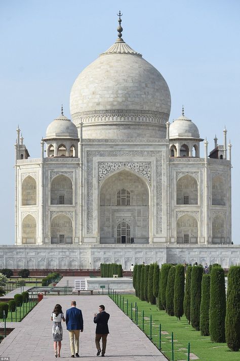 William and Kate walk away from the camera. Back view of Kate's dress at the Taj Mahal. Vévodkyně Kate, Duchesse Kate, Kate And William, Prince William Et Kate, Herzogin Von Cambridge, William E Kate, Couple Moments, Wales Family, Kate Middleton Prince William