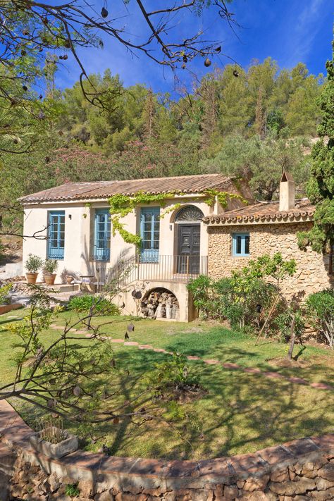 In the foothills of Sierras de Tejada, you'll find Casita Maria, an exclusive villa near Nerja, Spain 🌄  Surrounded by stunning valley and coastal views, this traditional Mediterranean-style home is the perfect romantic escape in Spain ❤️  The cosy bedroom, lounge area, lush gardens, and private pool create the perfect atmosphere for a getaway! Relax by the pool, explore the nearby towns of Frigiliana and Nerja, and savour the evenings sipping cocktails and admiring the tranquil location 🍷 Spain House Spanish Style, Spanish Coastal Home, Spain Homes, Spain Houses, Bedroom Lounge Area, Nerja Spain, Spain House, Awesome Houses, Mediterranean Style Home