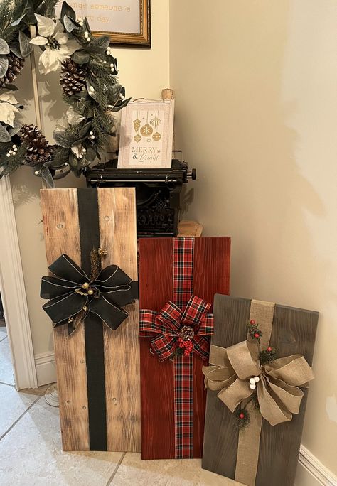 Wood Presents, Primitive Country Christmas, Primitive Christmas Decor, Rustic Christmas Decor, Wooden Christmas Crafts, Pallet Christmas, Christmas Crafts To Make, Christmas Wood Crafts, Rustic Christmas Tree