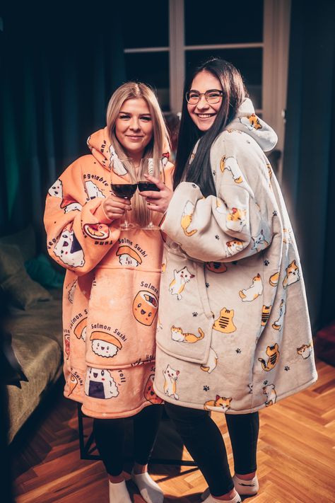 Oversized Blanket Hoodie, Oversized Hoodie Blanket, Blanket Hoodie Aesthetic, Comfy Photoshoot, Hoodie For Couples, Wearable Blankets, Scary Couples Halloween Costumes, Couple Outfits Matching, Family Christmas Outfits