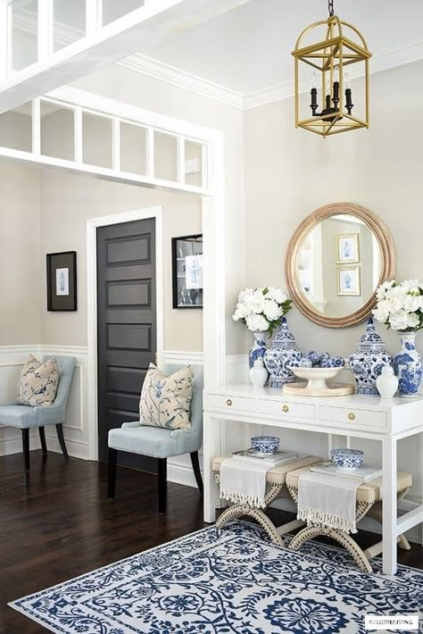 Hamptons Style Living Room, Foyer Paint, Blue And White Decor, Blue And White Living Room, Blue Living Room Decor, Blue White Decor, Foyer Lighting, Chic Spaces, Home Entrance Decor