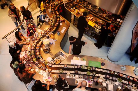 "At Home" Conveyor Belt Sushi!  Video Shows How A Train Set Can Turn Your House Into A Sushi Bar! Sushi Belt, Sushi Store, Sushi Train, Conveyer Belt, Yo Sushi, Pub Snack, Sushi Go, Conveyor Belt Sushi, Decoration Restaurant