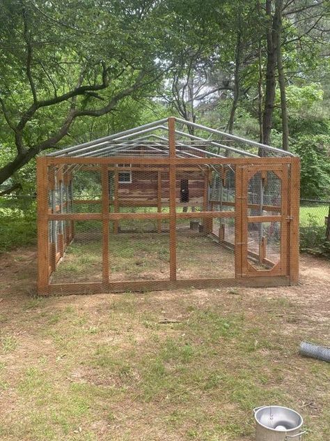 Chicken Run Ideas, Quail Pen, Chicken Pens, Poultry Farm Design, Chicken Coop Pallets, Chicken Coop Garden, Smart Farm, Chicken Barn, Self Sufficiency