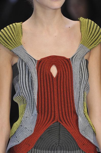 yesshami:  exercicedestyle:  Hiroko Koshino  Crazy knitting Knitting Brioche, Brioche Knitting, Brioche Stitch, Knitwear Inspiration, Crocheted Items, Knitwear Fashion, Knit Picks, Crop Top Outfits, Knitwear Design