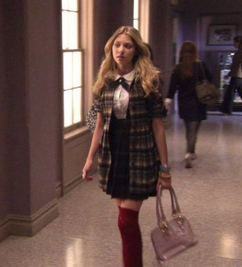 Gossip Girl Uniform, Jenny Humphrey Outfits, Mode Gossip Girl, Estilo Gossip Girl, Gossip Girl Aesthetic, Jenny Humphrey, Gossip Girl Outfits, Gossip Girl Fashion, Taylor Momsen