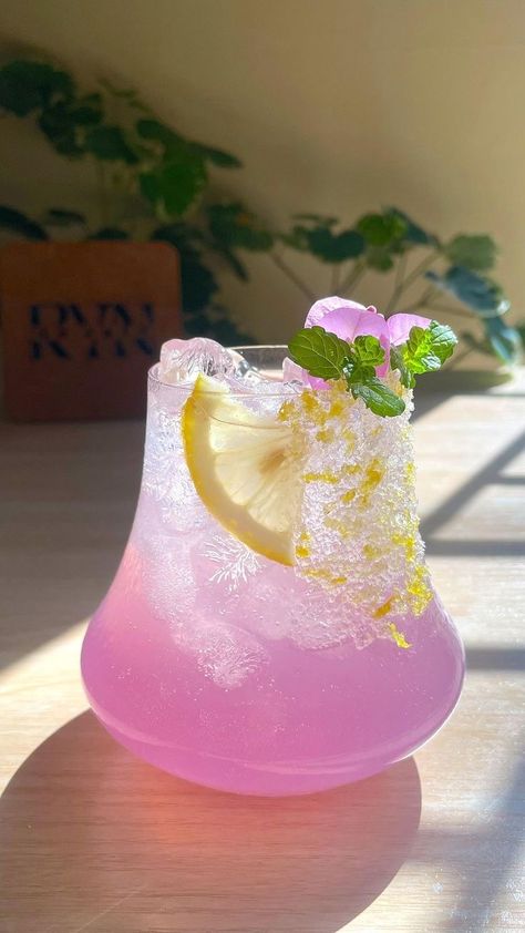 Girls Night Drinks, Lemon Soda, Iced Drinks Recipes, Pretty Alcoholic Drinks, 60th Bday, Lavender Syrup, Foods And Drinks, Lavender Lemonade, Refreshing Drinks Recipes