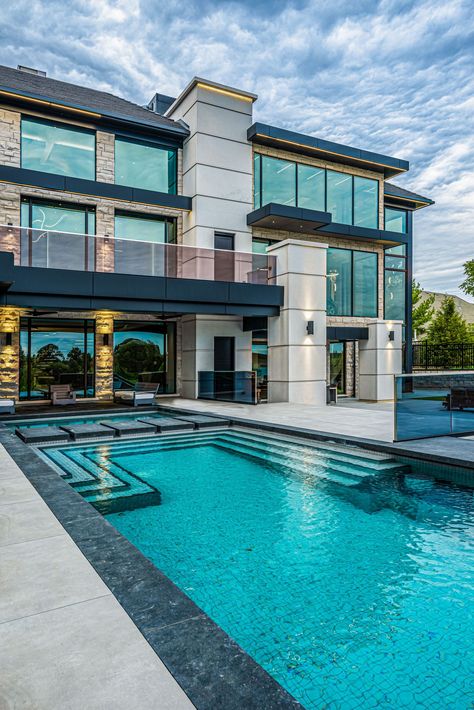 Contemporary Geometric Pool with Black and Blue Tiles In this contemporary geometric pool design, the combination of the two different colored tiles elevates this backyard visually while enhancing the textural capacity of the pool. Gunite Pool Tile Ideas, Black Pool Tiles Waterline, Pool Tiles Ideas, Decorative Pool Tiles, Pool Tile Ideas, Waterline Pool Tile, Pool Tile Designs, Colored Tiles, Mosaic Pool Tile