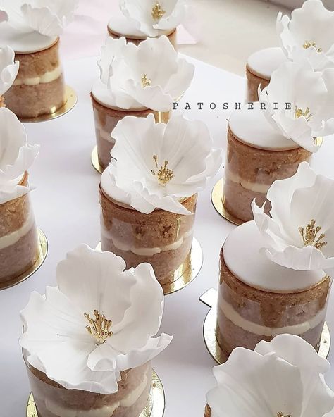 Mini Cake Wedding Favors, Personal Cakes Mini Wedding, Mini Wedding Cakes For Guests, Individual Cakes Mini Wedding, Naked Mini Cakes, Fancy Mini Wedding Desserts, Mini Cakes Wedding, Wedding Mini Cakes, Individual Wedding Cakes