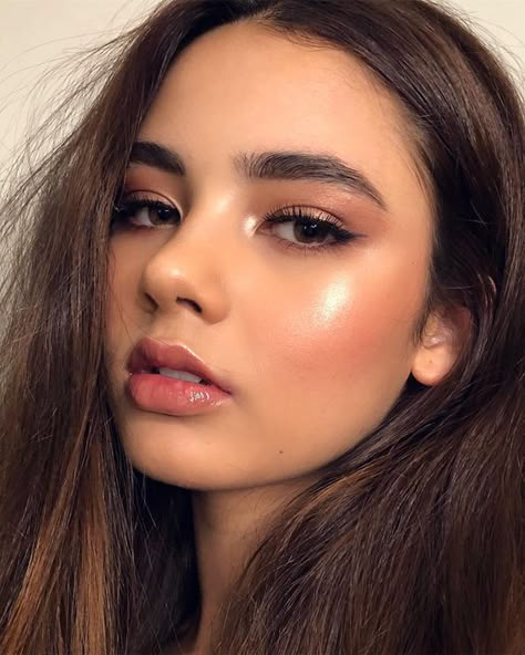 Shimmery and Natural Summer Makeup #naturalmakeup #naturalmakeupideas #naturalmakeuptutorials #makeuptips #makeuplooks #makeuplooksnatural #naturalmakeupforblondes Natural Summer Makeup, Mekap Mata, Best Natural Makeup, Casual Makeup, Trendy Makeup, Make Up Looks, Natural Eyes, Natural Eye Makeup, Makeup Goals