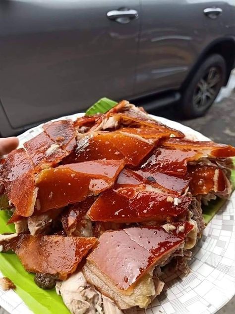 Lechon Baboy Filipino Food, Filipino Lechon, Lechon Baboy, Soul Food Dinner, Gourmet Burgers, Duck Recipes, Health Dinner, Food Therapy, Filipino Food