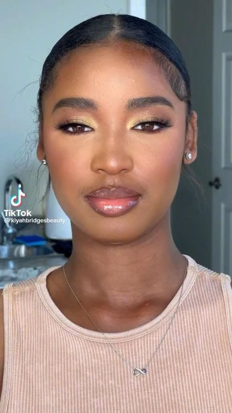 Golden Glam Makeup, Soft Glam Look, Latte Makeup, Makeup 2022, Everyday Aesthetic, Fashion Evolution, Makeup For Black Skin, Soft Glam Makeup, Brown Skin Makeup