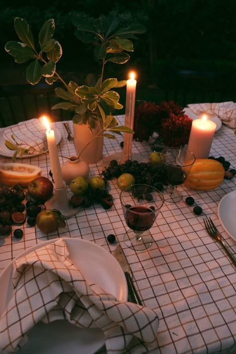 Low Key Dinner Party, Outdoor Garden Dinner Party, Late Summer Dinner Party, Indoor Dinner Party, Outdoor Dinner Party Table, Camping Chic, Candle Light Dinner Ideas, Proposal Aesthetic, Outdoor Dinner Table