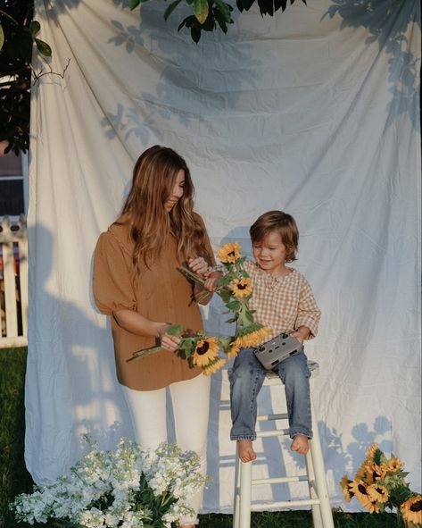 Sunflower photoshoot whitesheet backdrop Sunflower Mini Photoshoot, White Sheet Mommy And Me Photoshoot, Boho Sheet Photoshoot, Maternity Photography Sheet Backdrop, Motherhood Minis Outdoor, Motherhood Photos, Family Photo Pose, Mini Sessions, Family Photoshoot