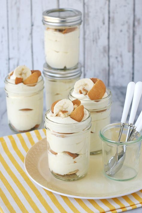 This delicious recipe for Magnolia Bakery Banana Pudding is one of my favorite treats of all time! Creamy pudding, fresh banana and luscious whipped cream! Chocolate Banana Pudding, Magnolia Bakery Banana Pudding, Banana Pudding Desserts, Mason Jar Desserts, Banana Pudding Recipe, Magnolia Bakery, Creamy Pudding, Magnolias Bakery, Dessert In A Jar