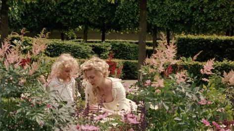 Marie Antoinette Garden, Marie Antoinette 2006, Interior Minimalista, Outdoors Tattoo, Formal Gardens, Small Bouquet, Sofia Coppola, Cute Home Decor, Natural Garden