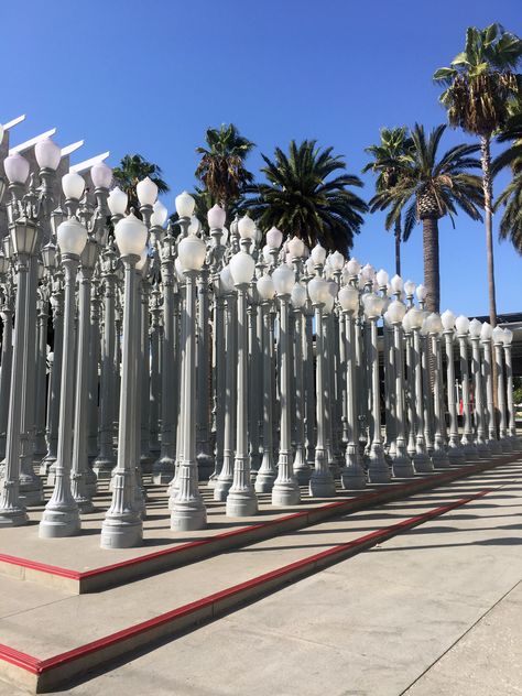 Large-scale assemblage sculpture by Chris Burden installed in 2008. Urban Light is located at the Wilshire Boulevard entrance to the Los Angeles County Museum of Art. Lacma Museum, Chris Burden, Wilshire Boulevard, Museum Los Angeles, Assemblage Sculpture, Urban Pictures, Urban Light, Los Angeles Photography, Urban Lighting