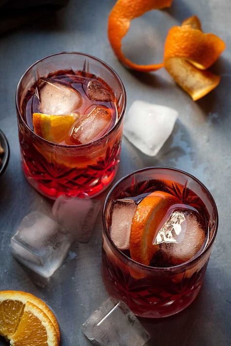 Negroni – the simplest recipe for the best cocktail Negroni Cocktail Photography, Negroni Photography, Good Mixed Alcoholic Drinks, Negroni Aesthetic, Alcholic Drink Aesthetic, Mixed Alcoholic Drinks, Foto Drink, Simple Mixed Drinks, Fun Alcoholic Drinks