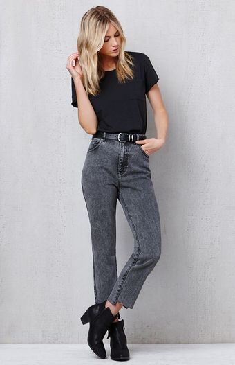 Faded Black Jeans Outfit, Acid Wash Jeans Outfit, Black Mom Jeans Outfit, Wash Jeans Outfit, Mom Jeans Outfit Winter, Comfy Jeans Outfit, Jeans Outfit Ideas, Mom Jeans Style, Faded Black Jeans