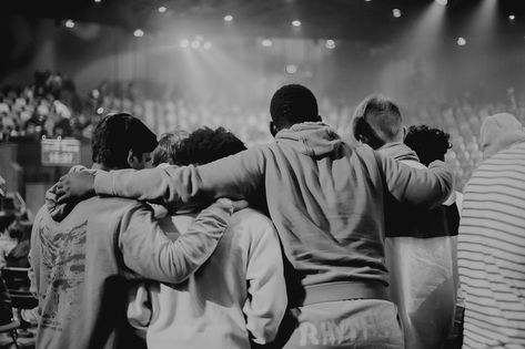 Fellowship With God, People Worshipping In Church, Christian Friend Group Aesthetic, Youth Ministry Aesthetic, Youth Pastor Aesthetic, Youth Group Aesthetic, Praise Aesthetic, Christian Photography, Jesus Saves Bro