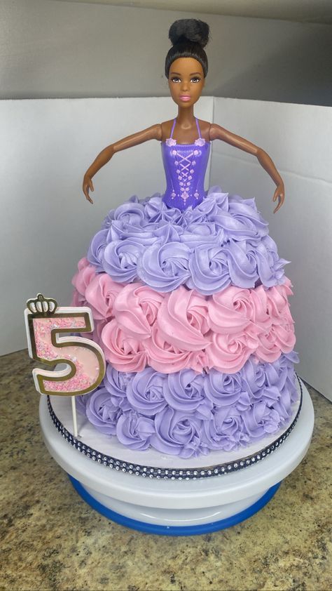 Black Barbie Cake, Barbie Doll Birthday Cake, Doll Birthday Cake, Barbie Party Decorations, Barbie Birthday Cake, Barbie Theme Party, Barbie Doll Cakes, Baton Twirling, Barbie Theme