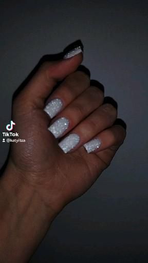 Glitter Nails Ideas Acrylic, Acrylic Nails Solid Color With Glitter, Artificial Gel Nails, White Reflective Glitter Nails, Reflective Black Nails, Sparky Silver Nails, Birthday Nails With Glitter, Sparkly Formal Nails, Reflective Silver Nails