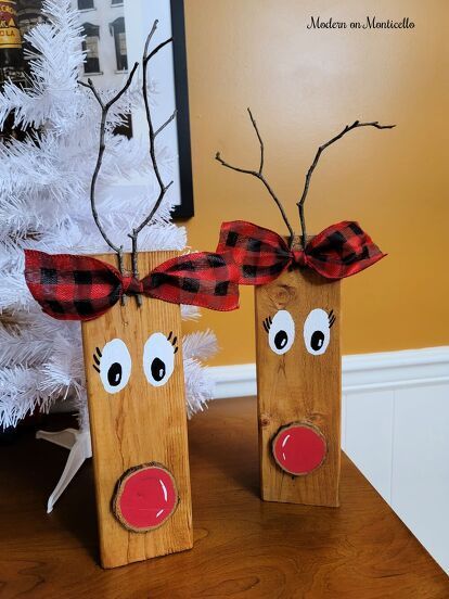 This is a ultimate upcycled project. Every single thing either came from my yard or from the construction project of our sunroom this year. Starting with some leftover 2 x 4s, I made these adorable reindeers for the holidays.Earlier this year, a friend of mine shared the details of a fun project she had seen either on Facebook or Pinterest of a reindeer created from a cut 2 x 4 board. This conversation sparked the idea to remake reindeers of our own since I already had the supplies on… Diy Thanksgiving Wood Crafts, 1 X 4 Projects Wood, Block Reindeer, Angel Tree Toppers, Wood Cats, Reindeer Crafts, Reindeer Diy, 2x4 Crafts, Xmas Reindeer