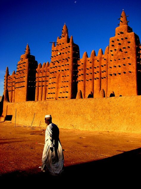 Mosques+in+Mali | The Great Mosque in Djenne, Mali. Djenne Mali, Age Aesthetic, Architecture Styles, African Architecture, Africa Photography, Blue Roof, Muslim Pictures, Religious Architecture, Illustration Photography