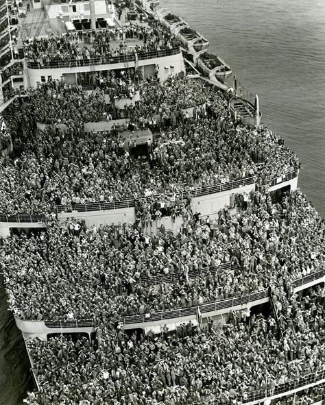 Soldiers Returning Home, Rare Historical Photos, New York Harbor, Wwii Photos, Historia Universal, Freddy Mercury, Nikola Tesla, American Soldiers, Interesting History