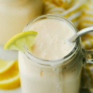 Lemon Smoothie Recipes, Quiche With Hashbrown Crust, Lemon Smoothie, Frosted Lemonade, Chickpea Salad Recipes, Frozen Lemonade, Lemonade Drinks, Smoothie Detox, Lemon Coconut