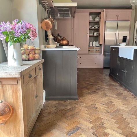 The_Old_School_House (@the_old_school_house) • Instagram photos and videos Kitchen Farrow And Ball, Pink Interior Design, Pink Kitchen Cabinets, Sulking Room Pink, Farrow And Ball Kitchen, Kitchen 2024, Kitchen 2020, Farrow And Ball, School House