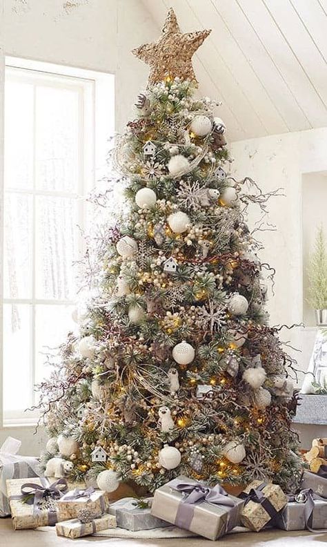 I LOVE these creative Christmas tree themes! So many unique Christmas tree decorating ideas for modern, traditional and even beach-y decor. Simple Christmas Tree Decorations, Tree Themes, Creative Christmas Trees, Farmhouse Christmas Tree, Unique Christmas Trees, Christmas Tree Inspiration, Traditional Christmas Tree, Cool Christmas Trees, Simple Christmas Tree