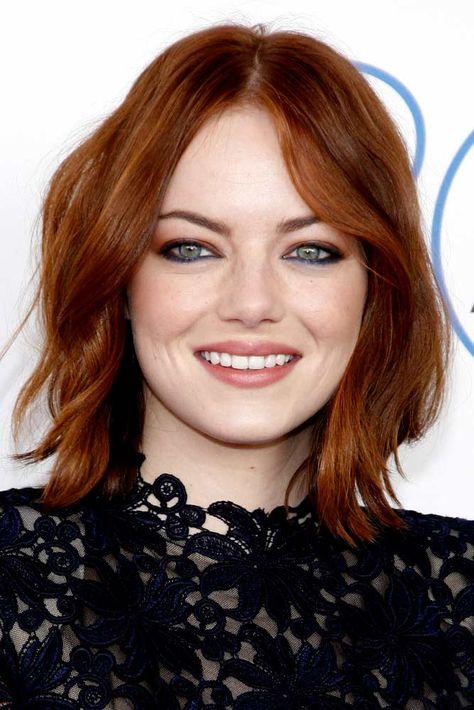 Emma Stone’s Dark Copper Hair #emmastone ★ Dark, light and bright copper hair ideas for your vibrant and natural look inspired by celebrities. #glaminati #hairstyle #copperhair Emma Stone Hair, Copper Hair Dark, Modern Shag Haircut, Dark Eyebrows, Shades Of Red Hair, Balayage Blond, Hair Color Auburn, Light Hair Color, Haircuts For Medium Hair