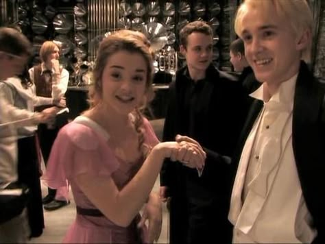 Behind the scenes: Hermione & Draco dance!  *Cuteness* <3 Citate Harry Potter, Glume Harry Potter, Michael Gambon, Harry And Hermione, Buku Harry Potter, Draco And Hermione, Tom Felton Draco Malfoy, Images Harry Potter, Draco Harry Potter