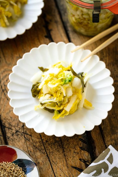 This Pickled Napa Cabbage (Tsukemono) is a refreshing side dish to go with any Japanese or Asian dish. It's super easy and quick to make! Alternatively, you can use regular green cabbage. #napacabbage #tsukemono #pickles | Easy Japanese Recipes at JustOneCookbook.com Japanese Vegetarian Recipes, Napa Cabbage Recipes, Fermenting Vegetables, Quick Pickle Recipe, Vegetarian Japanese, Japanese Side Dish, Asian Noodle Dishes, Asian Side Dishes, Asian Dish