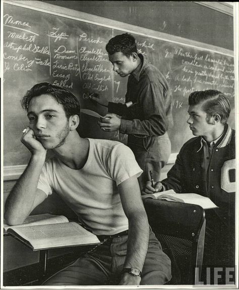 High School students Oklahoma City 1948 George Quaintance, 50s Men, Nostalgic Photos, Harry Potter Next Generation, People Reference, Vintage People, Alfred Eisenstaedt, Data Visualisation, Three Graces