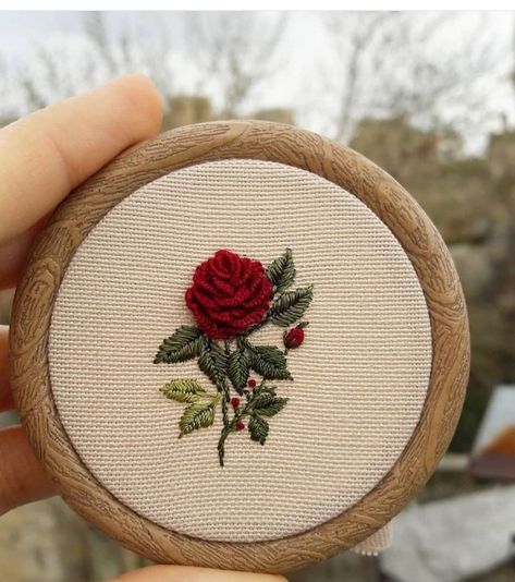 Rose Embroidery Designs, Embroidery Hoop Art Diy, Basic Hand Embroidery Stitches, Simple Hand Embroidery Patterns, Diy Embroidery Designs, Hand Embroidery Patterns Flowers, Hand Embroidery Videos, Diy Embroidery Patterns, Hand Embroidery Tutorial