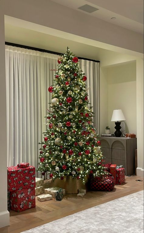 Fun Christmas Tree Ideas Decorating, Christmas Tree Just Lights, 3 Christmas Trees Together, Christmas Trees Aesthetic, Christmas Tree Apartment, Christmas Quilting Projects, Realistic Christmas Trees, Christmas Tree Inspo, Lights For Christmas