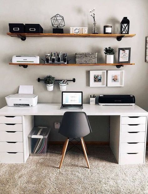 Aménager un coin bureau, c'est facile ! Découvrez de nombreuses astuces pour aménager cet espace à votre goût. Desk Space Decor, Separate Room, Study Desk Decor, Office Designs, White Desk, Office Room Decor, Study Room Decor, Room Design Bedroom, Home Office Setup