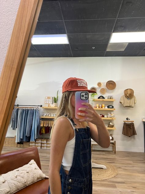 Brimless Hat Outfit Women, Skater Hat Outfit, Flat Bill Hat Outfit Women, Granola Flat Bill Hat, Granola Hat Outfit, Granola Festival Outfit, Flatbill Hat Outfit Women, Hippie Granola Outfits Summer, Granola Surfer Aesthetic