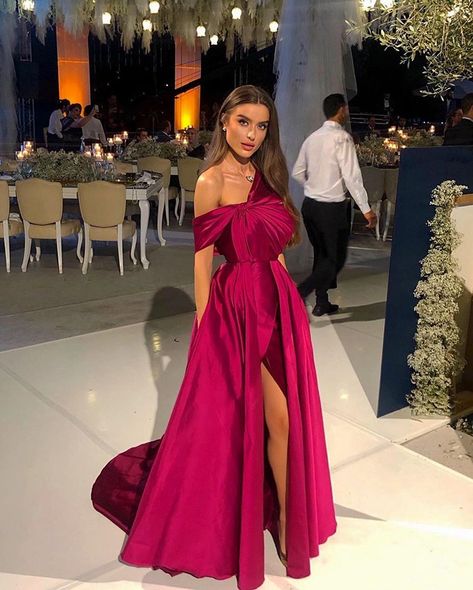 Adstreetstyle on Instagram: “Glam Goals✨#repost @reneborisova #fashionista #beauty #glam #wedding #samroro #adstreetstyle” Flower Girl Dresses Navy, Purple Flower Girl Dress, Purple Girls Dress, Red Prom Dresses, Prom Dresses 2020, Red Evening Dress, Red Prom, Custom Size Dresses, Dresses 2020