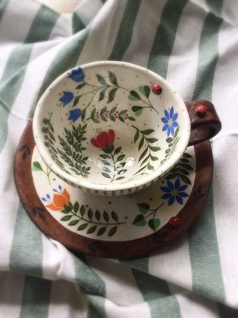 Cottagecore Pottery Ideas, Vintage Pottery Painting, Painted Teapot Ideas, Cottagecore Dishware, Cottagecore Ceramics, Cottagecore Pottery, Teacup Pottery, Cottagecore Kitchenware, Cottagecore Mug