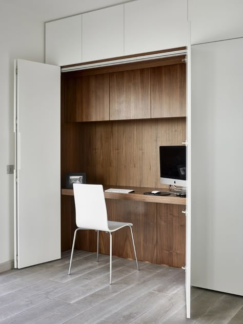 Hidden home office/concealed desk area Hidden Desks, Hidden Office, Hidden Desk, Office Design Trends, Office Desk Designs, Stylish Room Decor, Small Home Offices, Closet Office, Office Nook