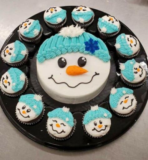 Winter Birthday Cupcakes, Christmas Cakes Decorated, Cute Christmas Cake Ideas, Winter Cake Decorating, Cute Christmas Cakes, Snowman Birthday Cake, Snowman Cakes, Winter Cake Ideas, Holiday Cake Designs