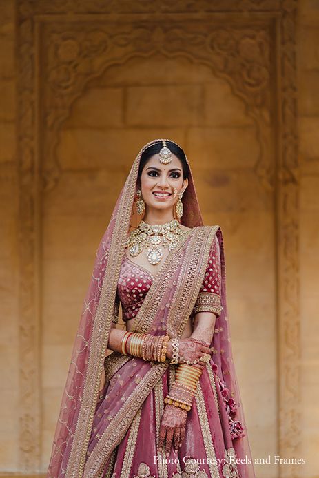 Maharani Wedding Lehenga, India Lehenga Design, Pink Lehenga Bridal Look, Pink Bride Lehenga, Double Duppata Bridal Lehenga, Onion Pink Lehenga Bridal, Simple Wedding Lehenga Bridal, Magenta Pink Bridal Lehenga, Pink Lehenga Jewellery Ideas